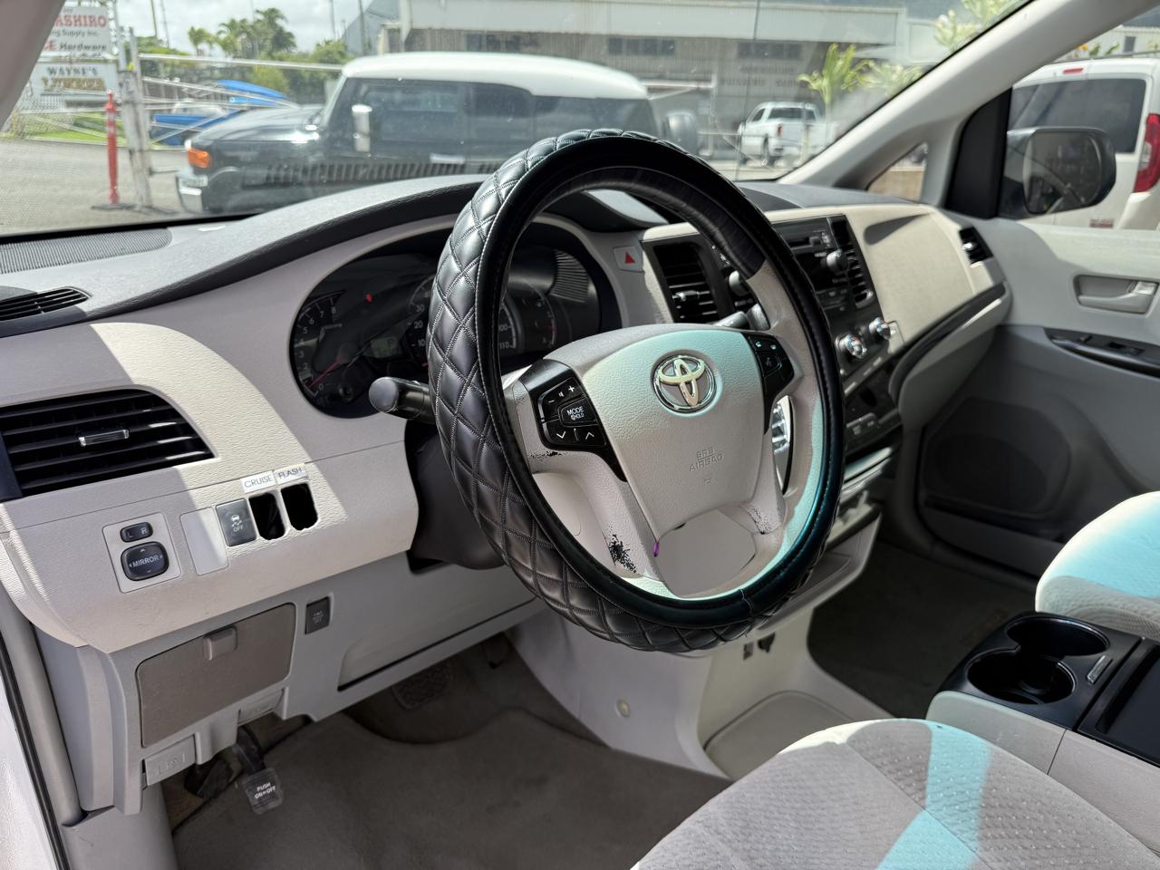 Toyota Sienna LE 8-Pass V6 2011