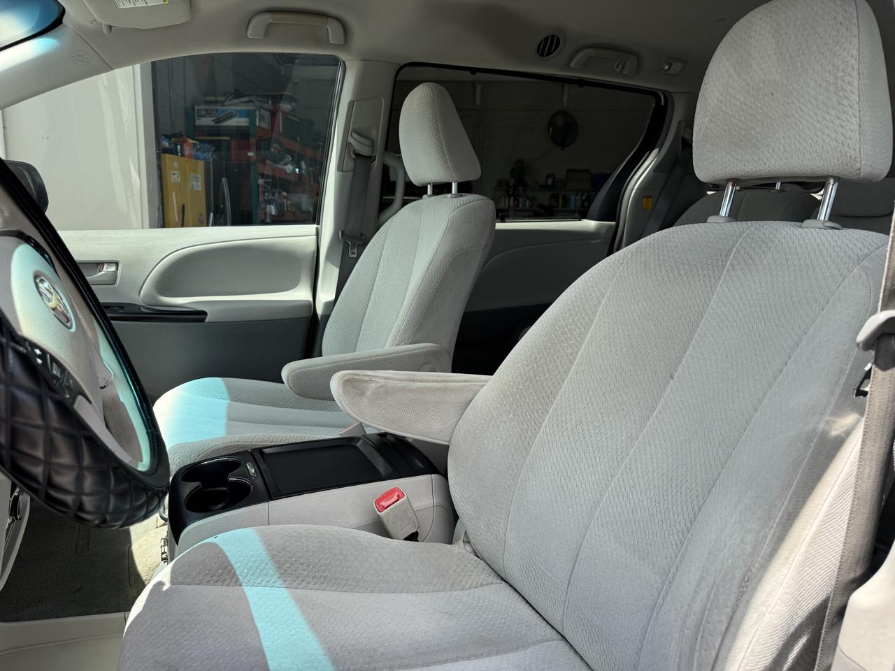 Toyota Sienna LE 8-Pass V6 2011