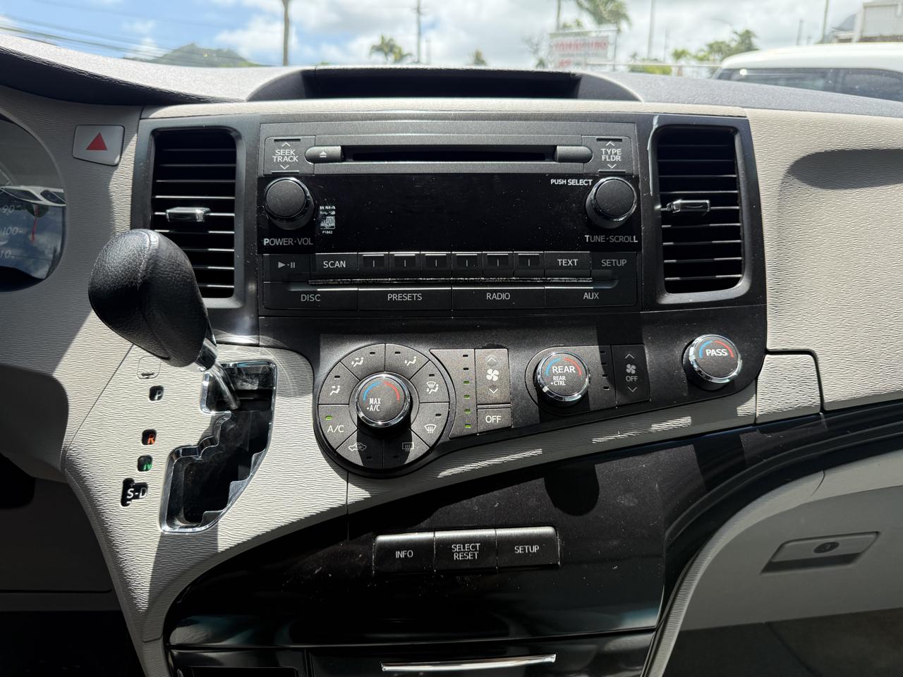 Toyota Sienna LE 8-Pass V6 2011