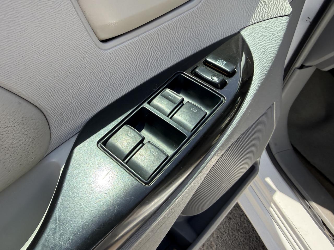 Toyota Sienna LE 8-Pass V6 2011