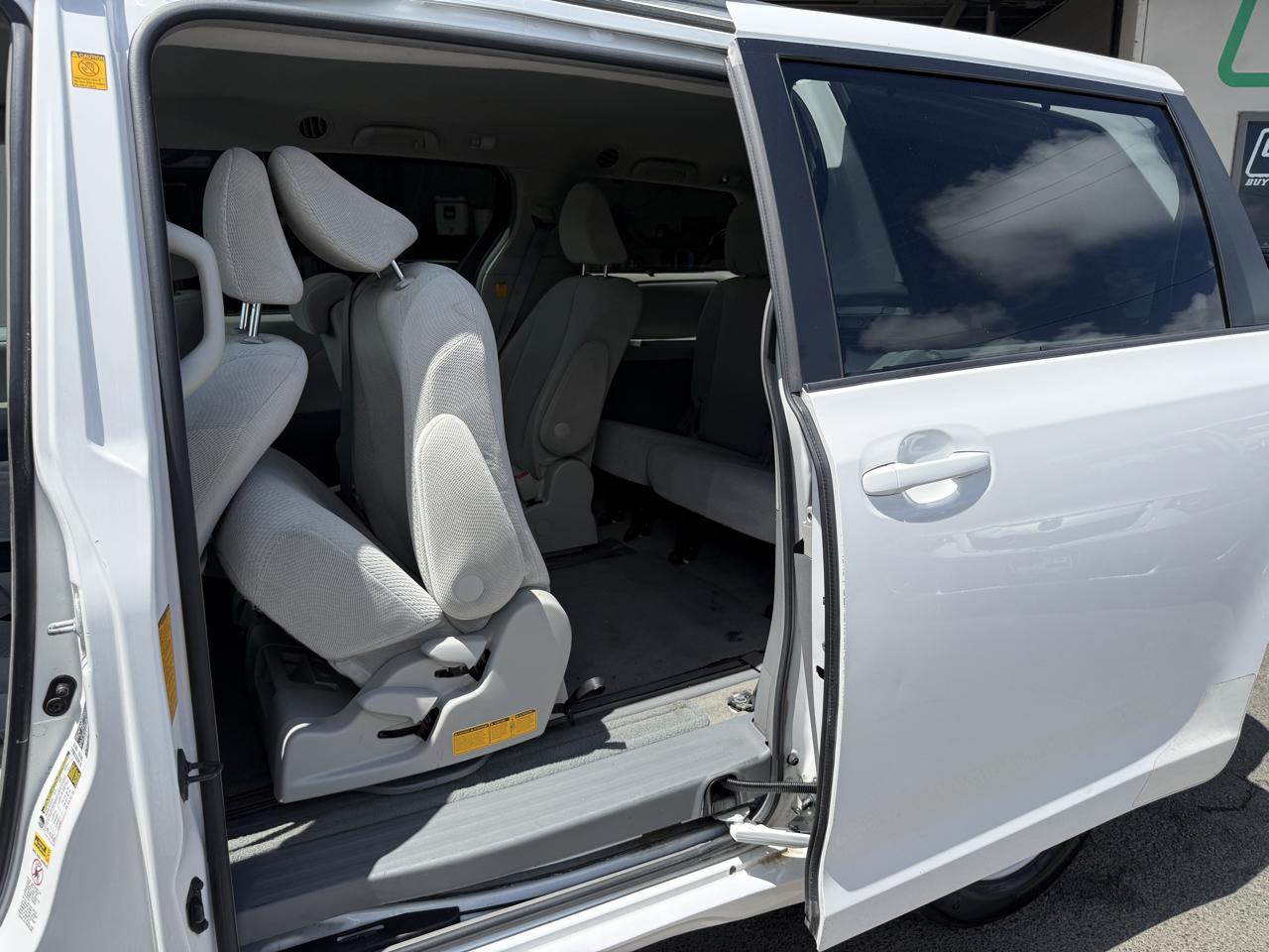 Toyota Sienna LE 8-Pass V6 2011