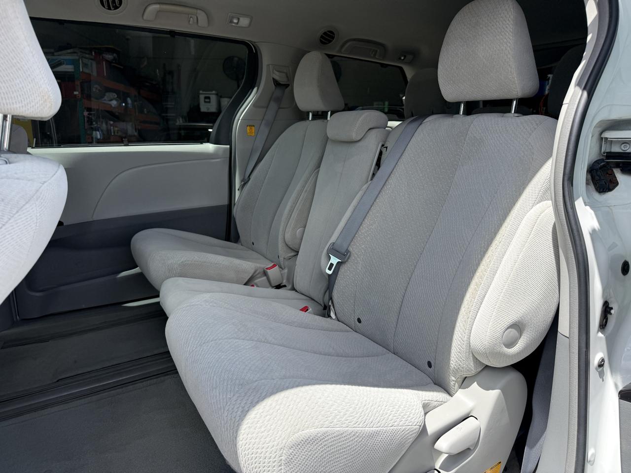 Toyota Sienna LE 8-Pass V6 2011