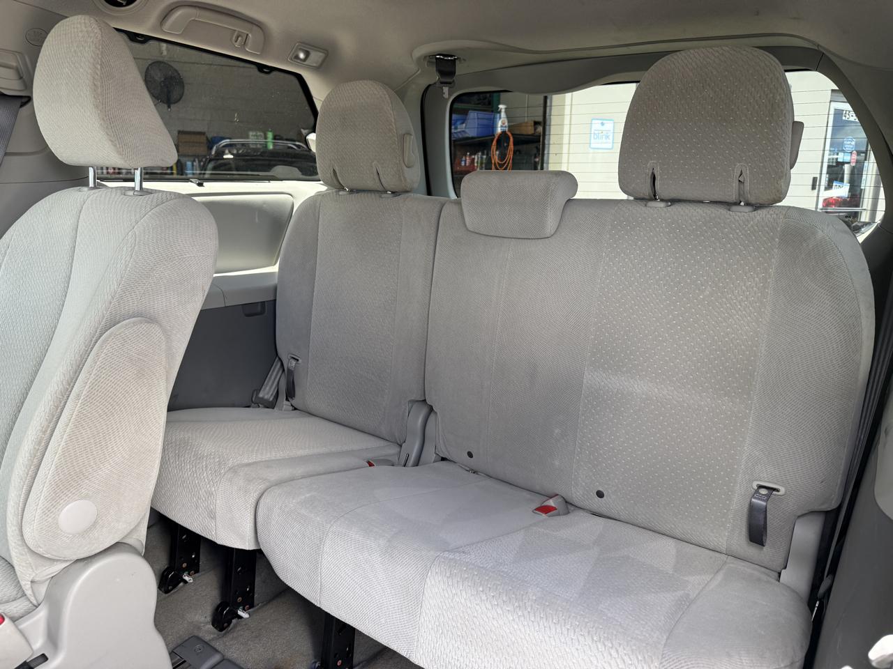 Toyota Sienna LE 8-Pass V6 2011