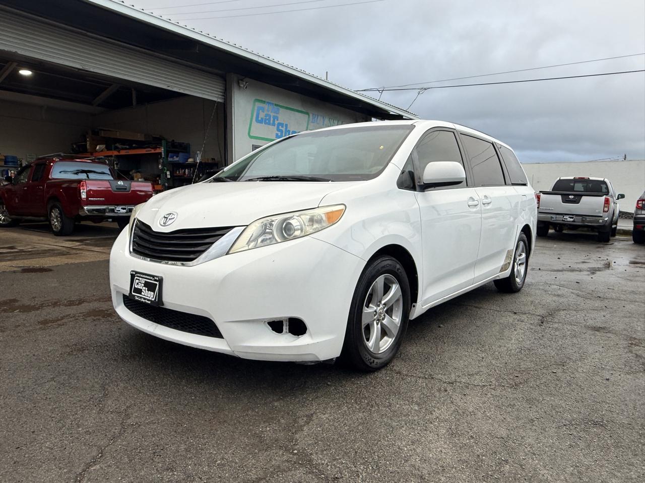 Toyota Sienna LE 8-Pass V6 2011