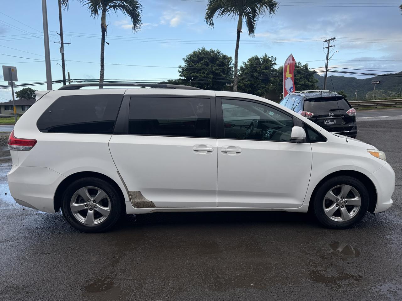 Toyota Sienna LE 8-Pass V6 2011