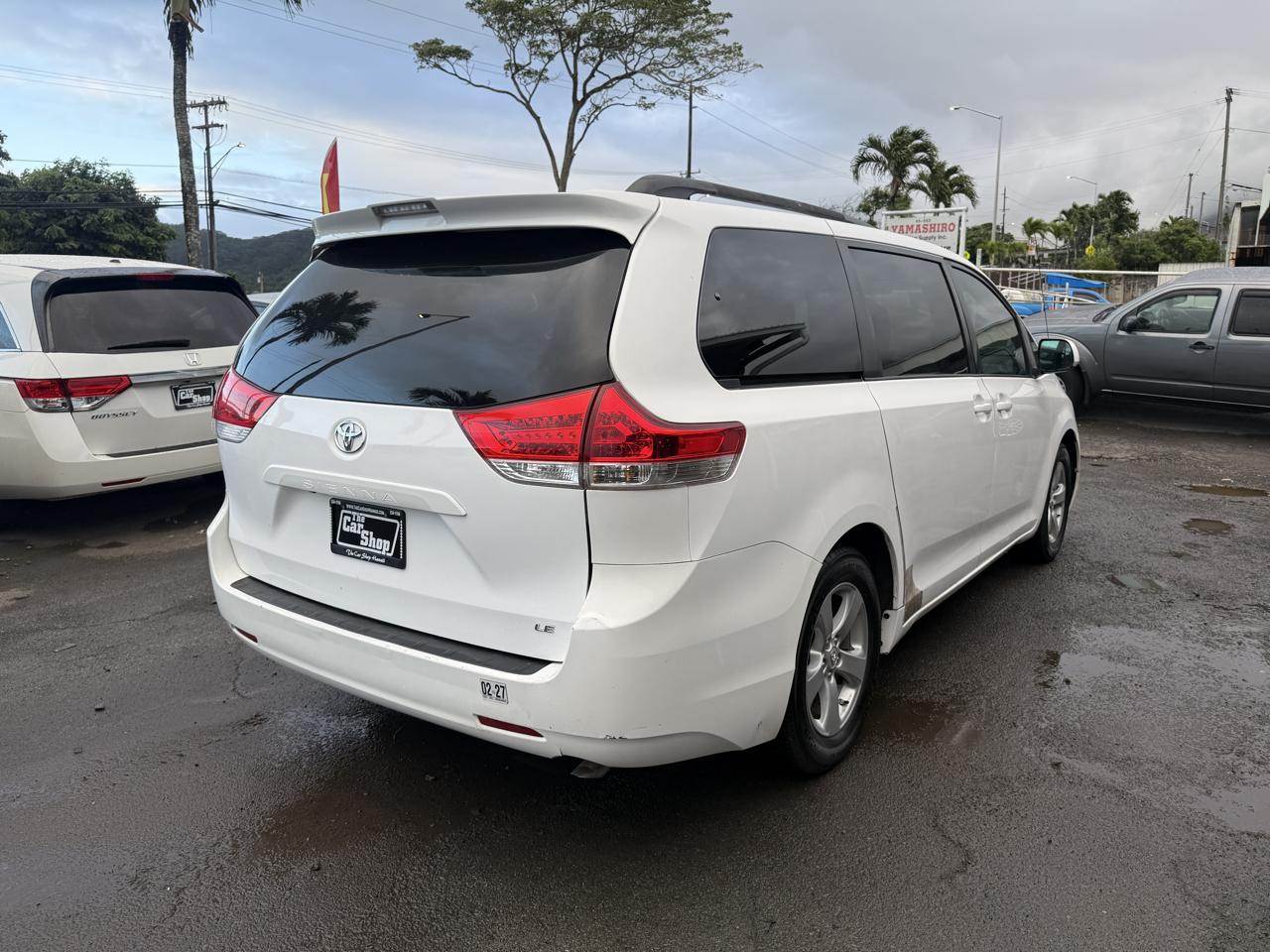 Toyota Sienna LE 8-Pass V6 2011