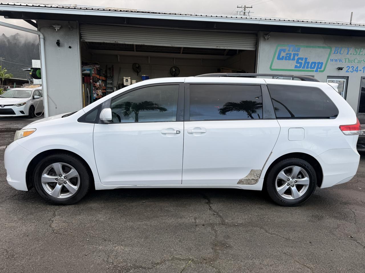 Toyota Sienna LE 8-Pass V6 2011