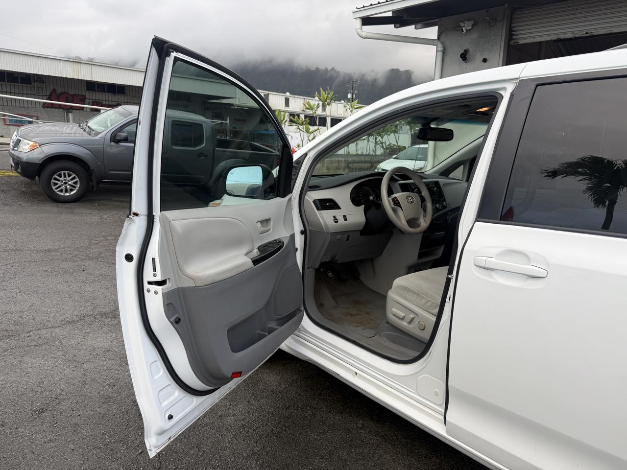 Toyota Sienna LE 8-Pass V6 2011