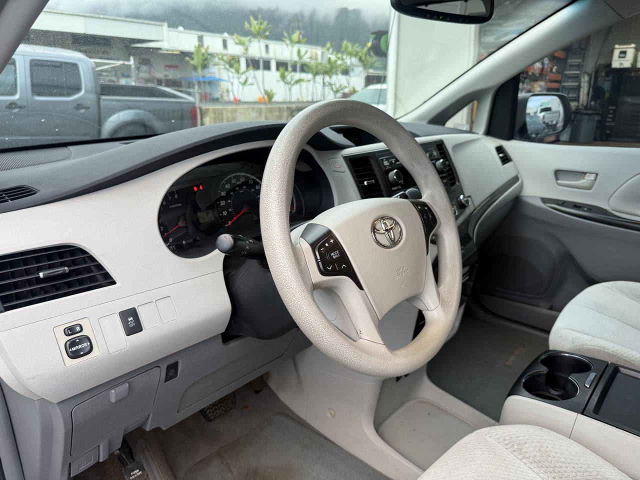 Toyota Sienna LE 8-Pass V6 2011