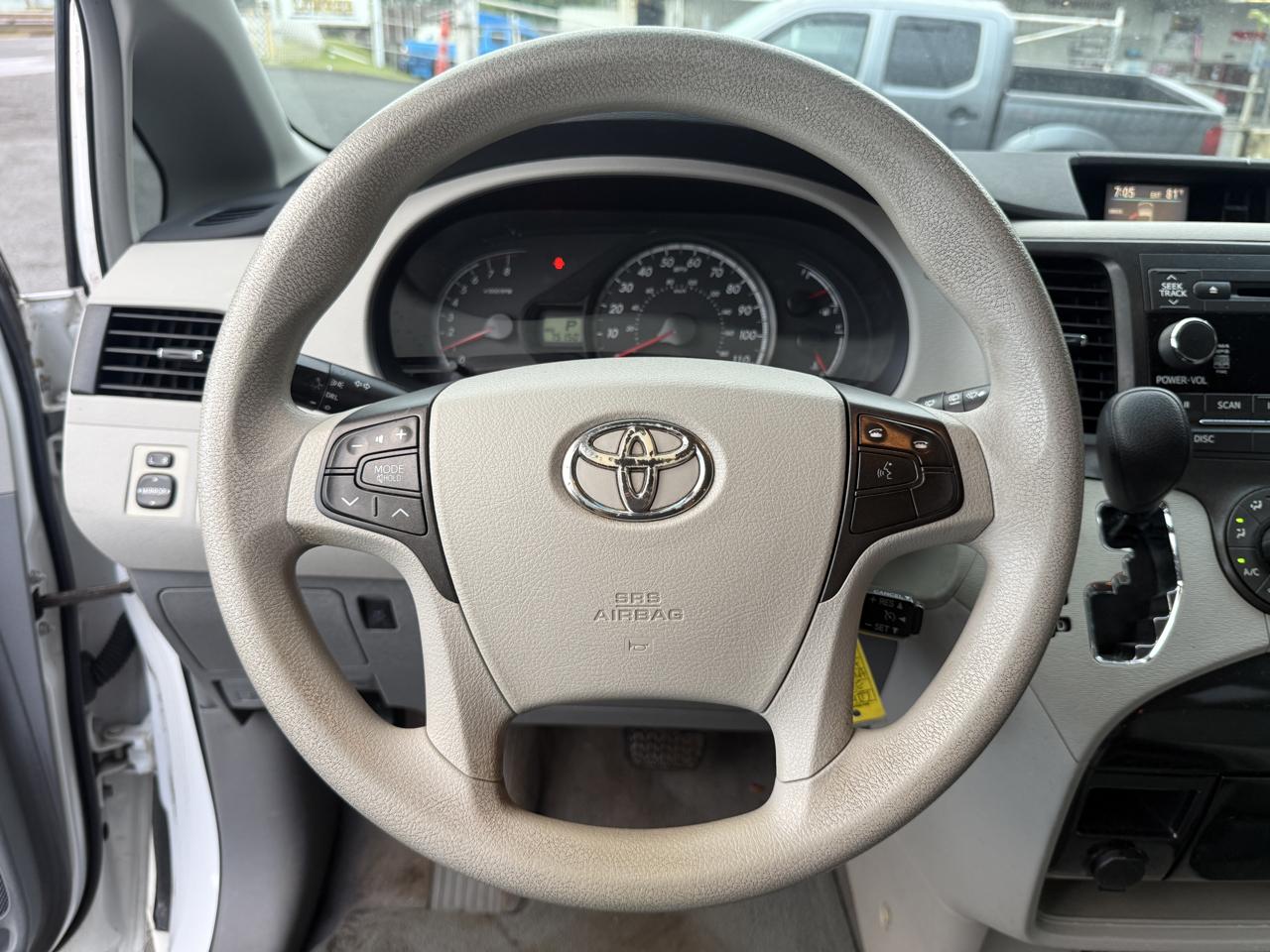 Toyota Sienna LE 8-Pass V6 2011