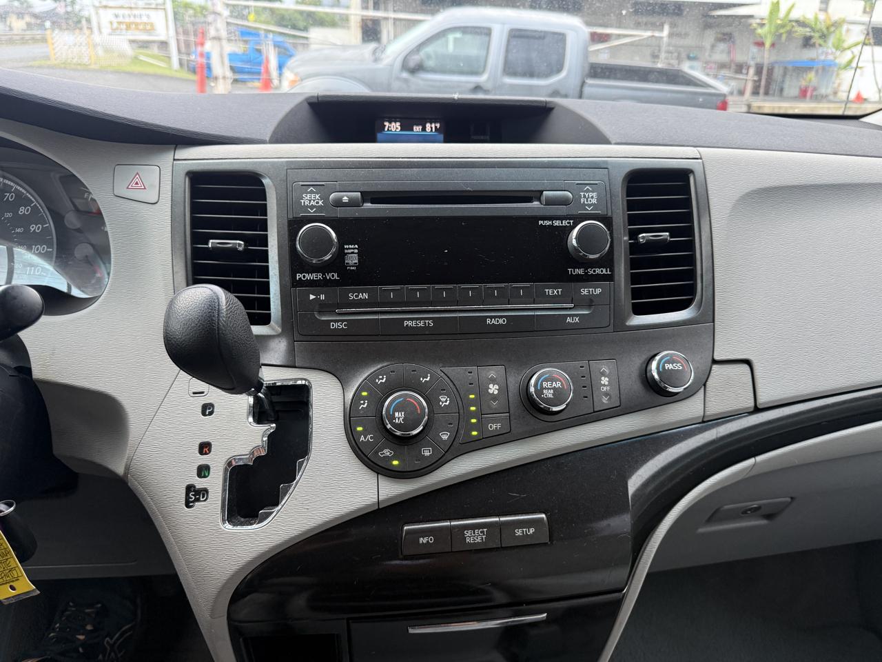 Toyota Sienna LE 8-Pass V6 2011