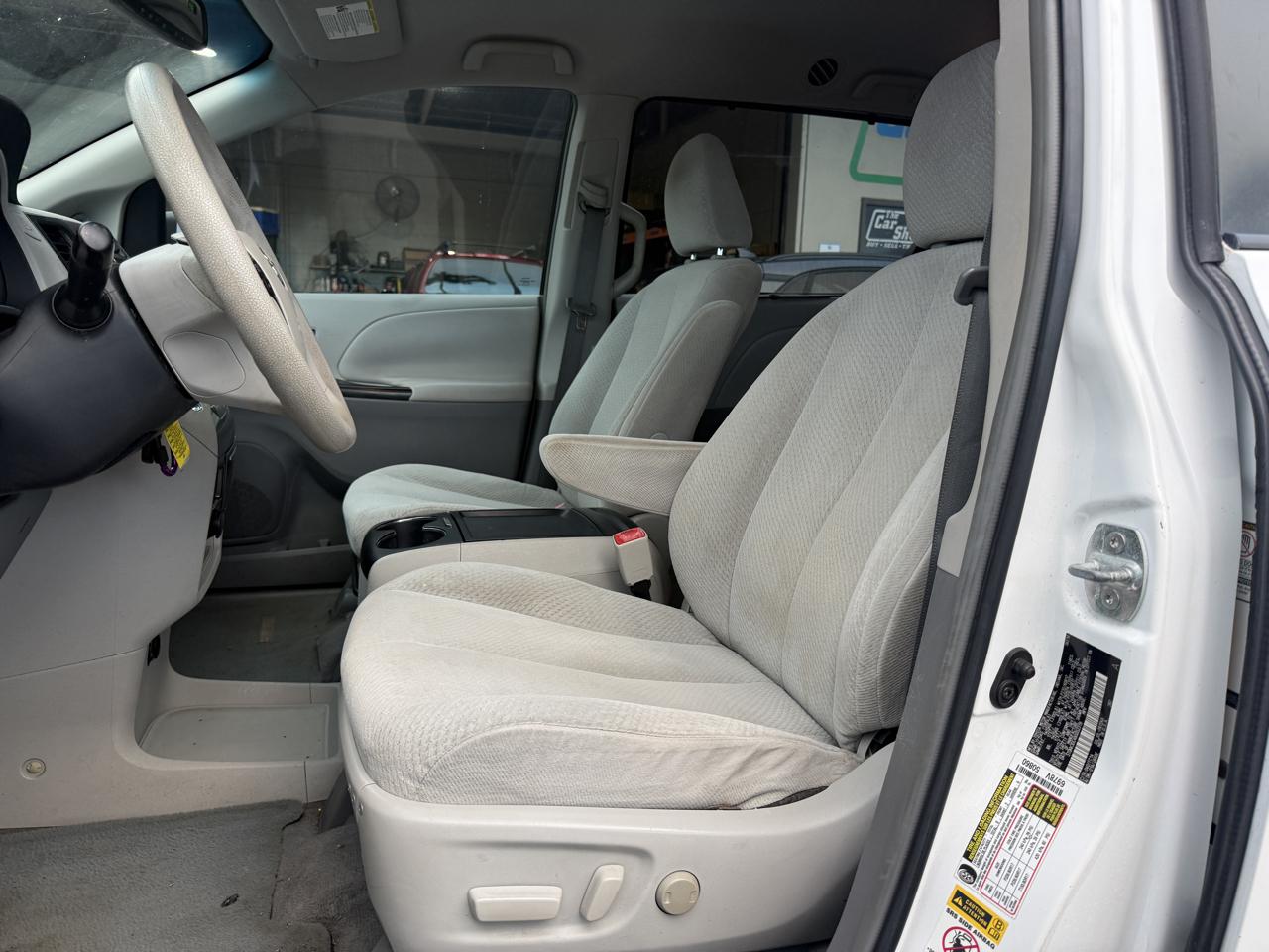 Toyota Sienna LE 8-Pass V6 2011