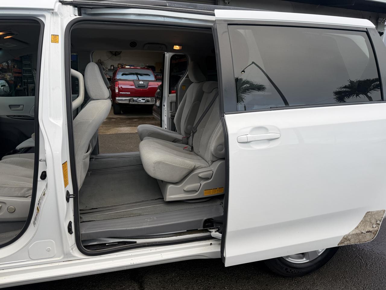 Toyota Sienna LE 8-Pass V6 2011