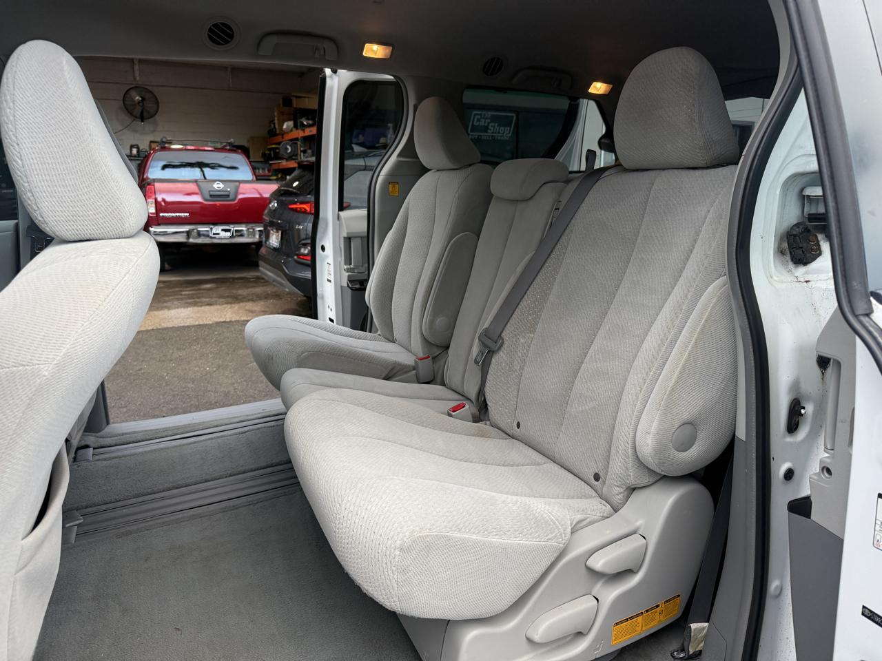 Toyota Sienna LE 8-Pass V6 2011