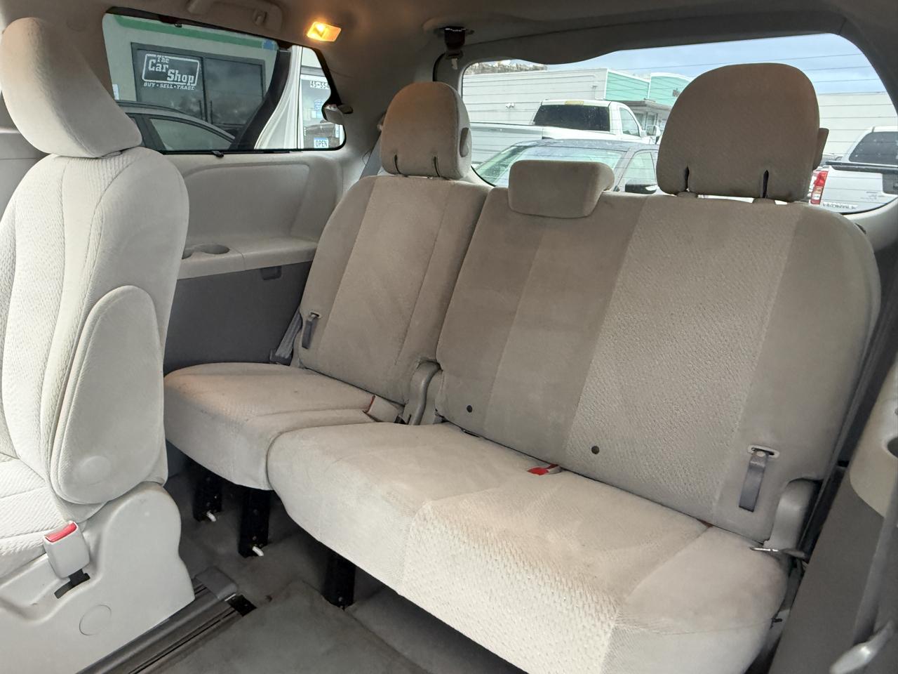 Toyota Sienna LE 8-Pass V6 2011