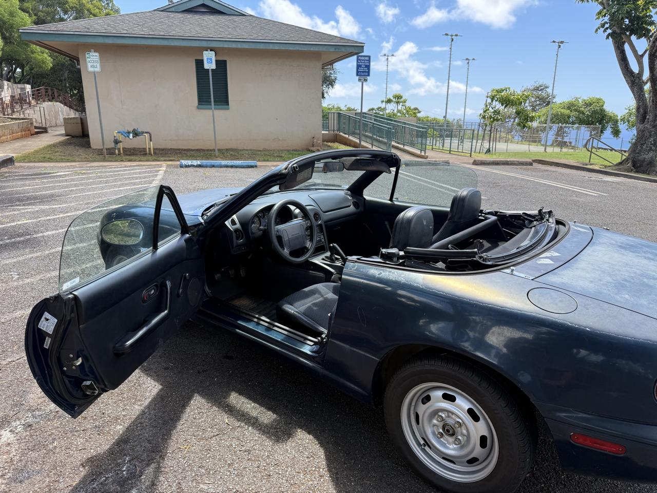 Mazda MX-5 Miata Base 2D Convertible 1996