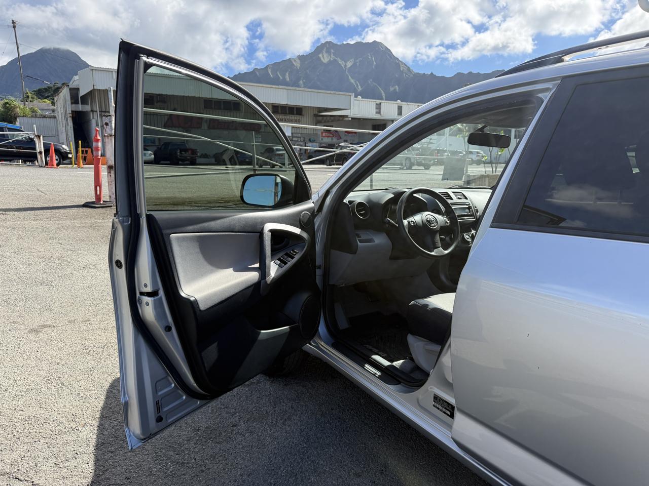 Toyota RAV4 Base I4 2WD 2012