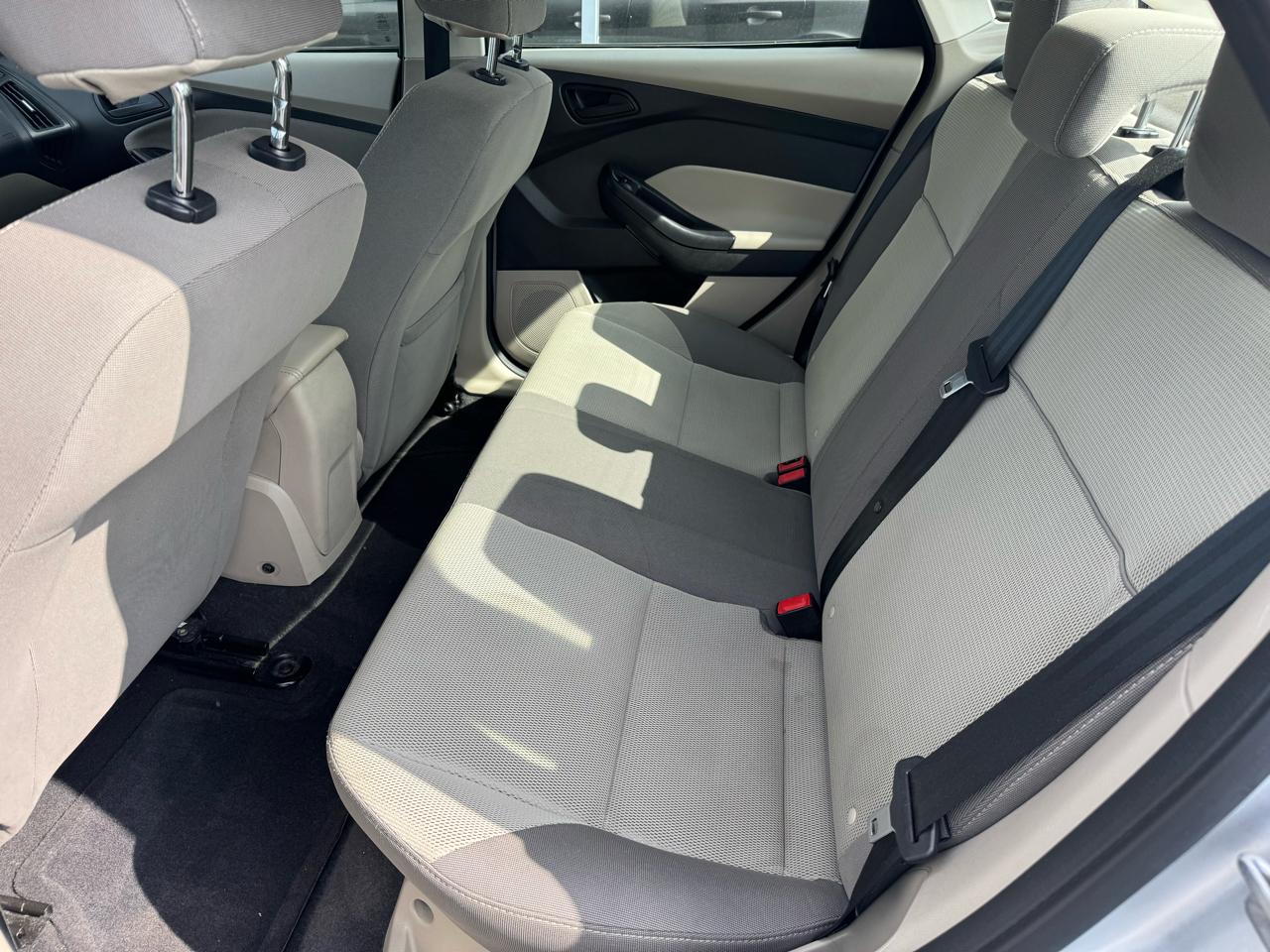 Ford Focus 4dr Sdn SE 2012