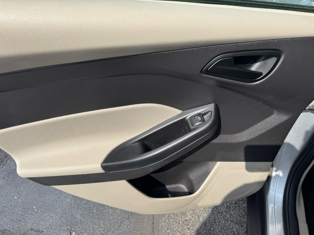 Ford Focus 4dr Sdn SE 2012