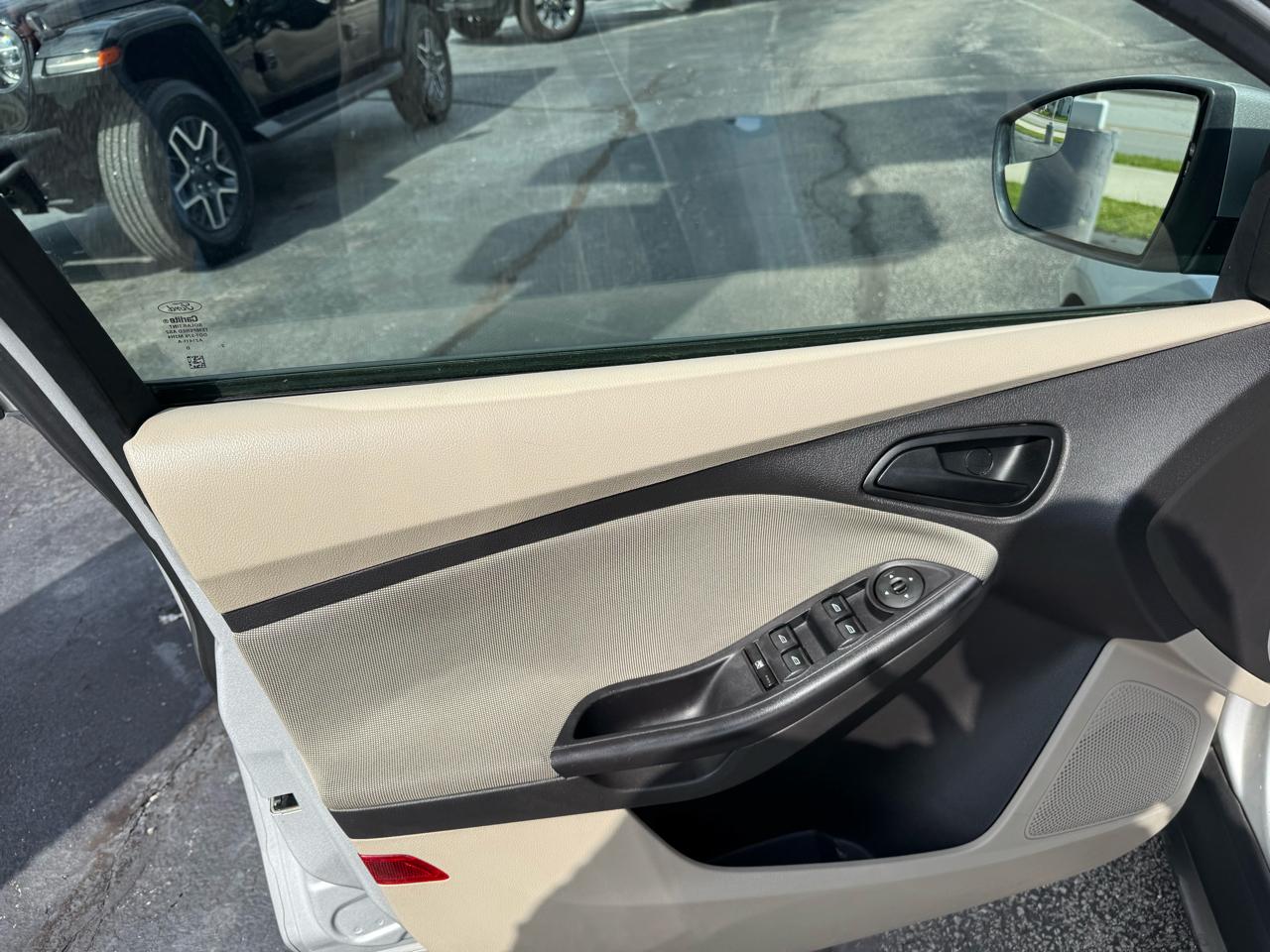 Ford Focus 4dr Sdn SE 2012