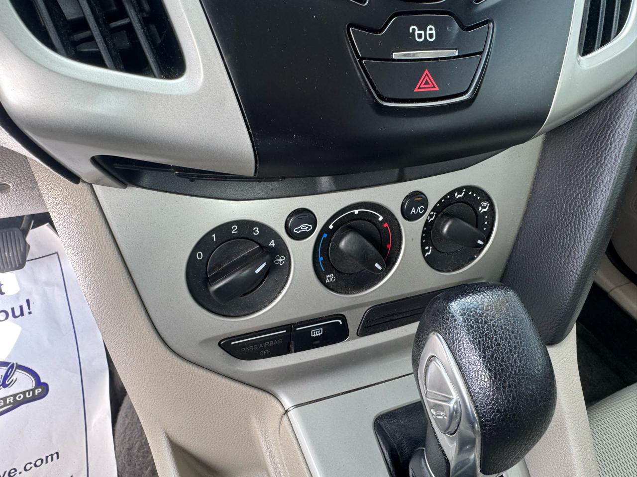 Ford Focus 4dr Sdn SE 2012