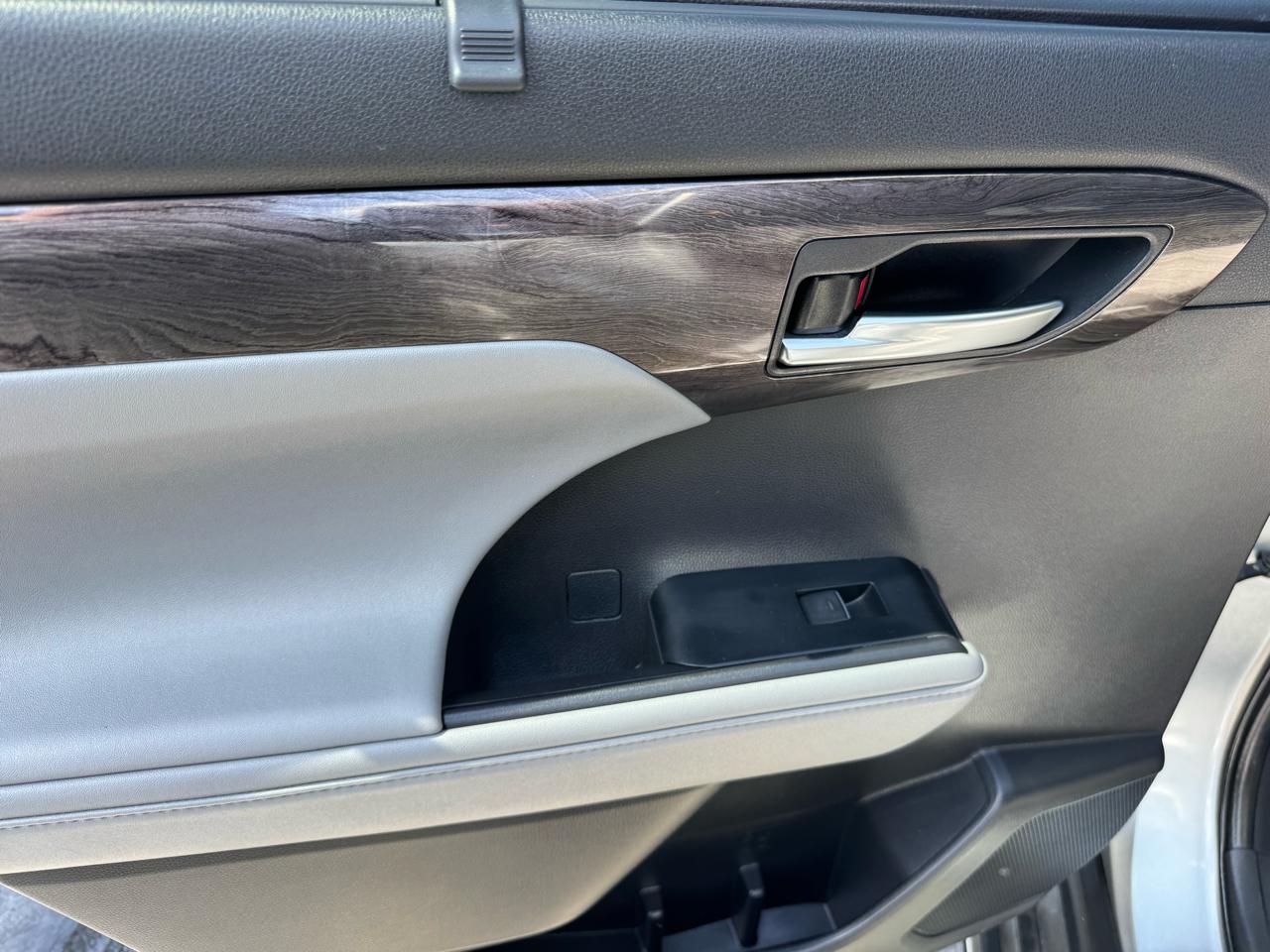 Toyota Highlander Hybrid Platinum AWD (Natl) 2021