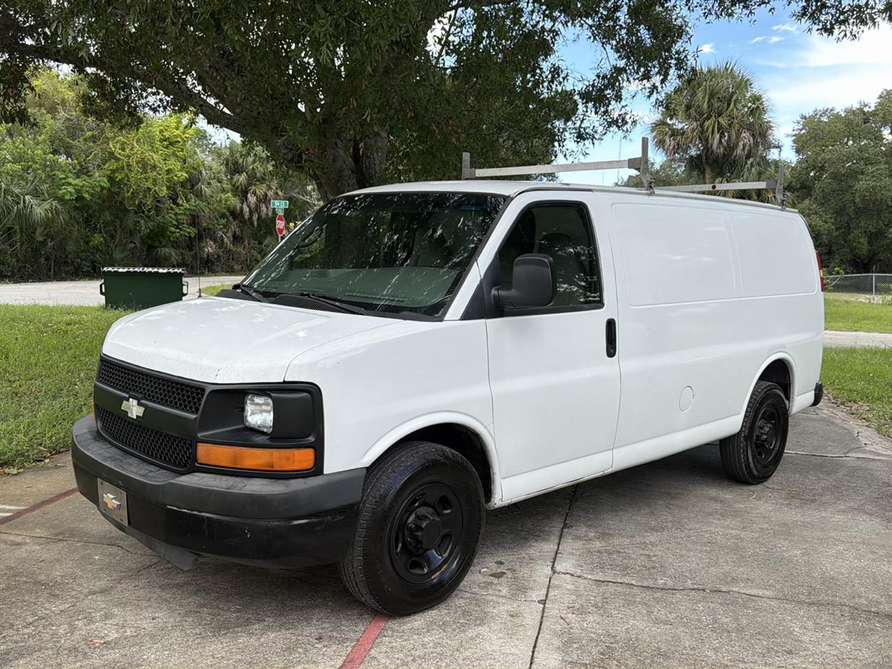 Chevrolet Express Cargo Van RWD 2500 135" 2009
