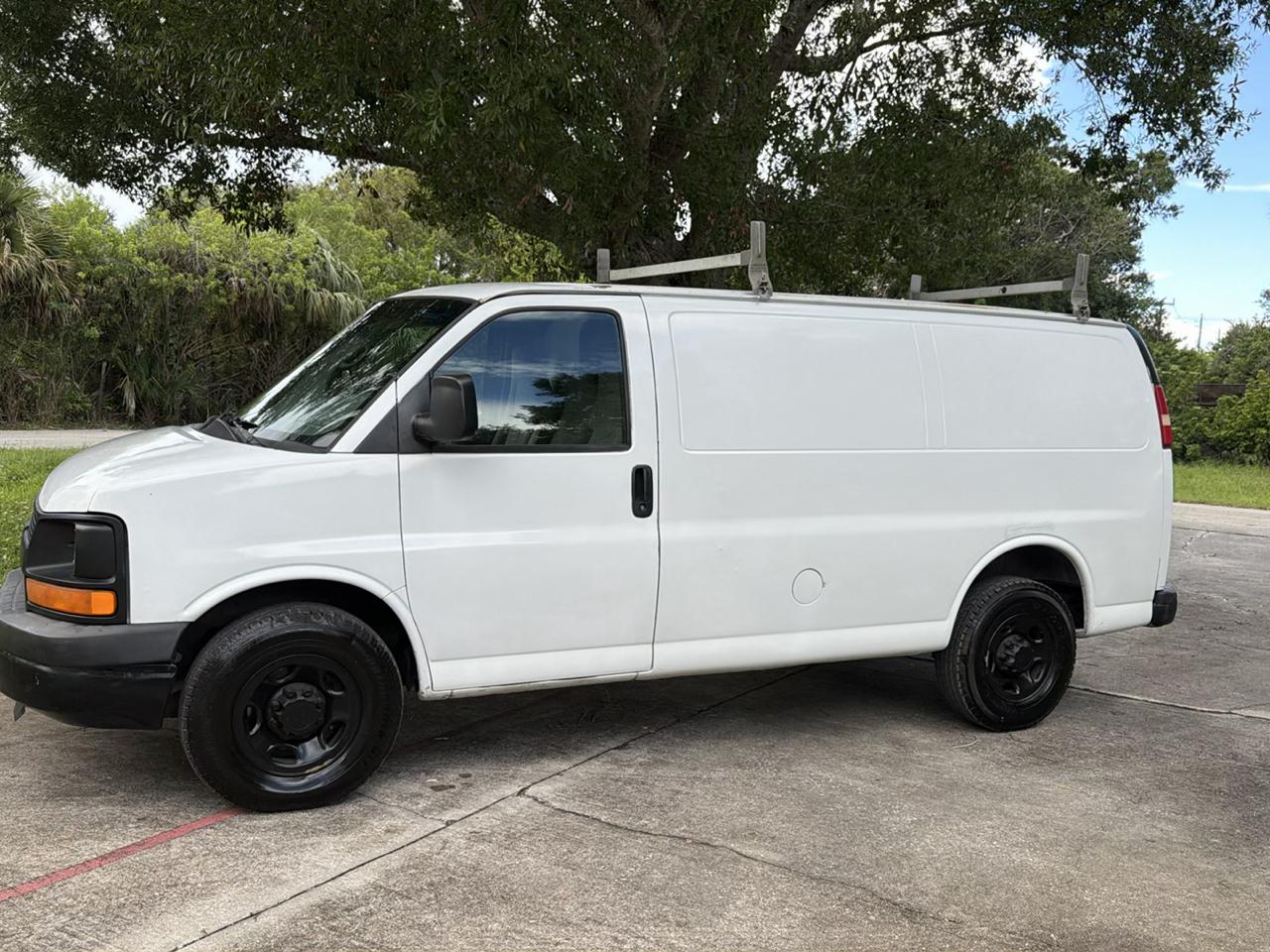 Chevrolet Express Cargo Van RWD 2500 135" 2009