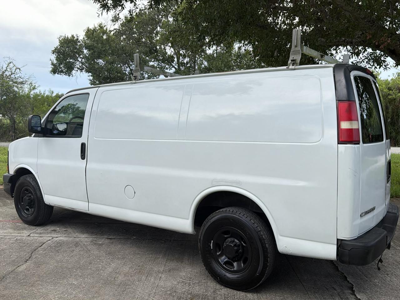 Chevrolet Express Cargo Van RWD 2500 135" 2009