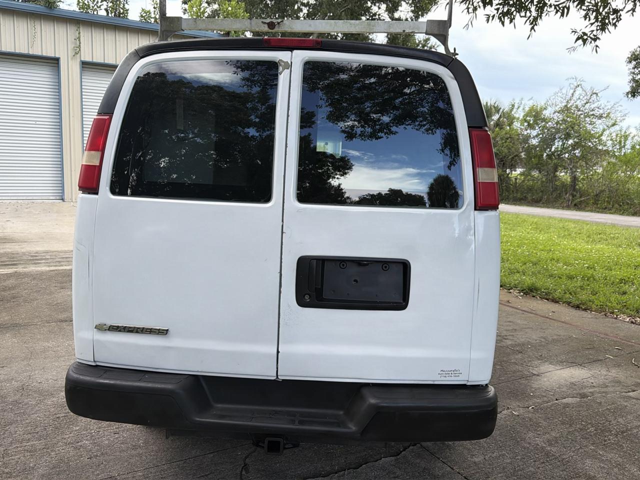 Chevrolet Express Cargo Van RWD 2500 135" 2009
