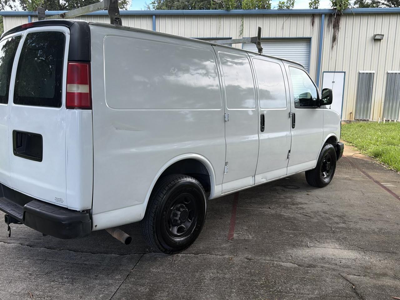 Chevrolet Express Cargo Van RWD 2500 135" 2009