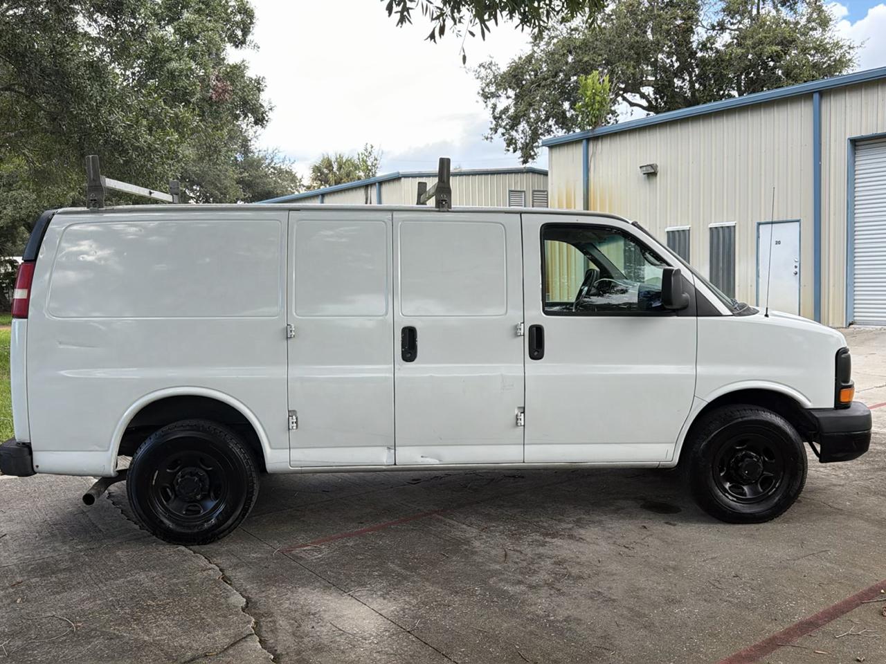 Chevrolet Express Cargo Van RWD 2500 135" 2009
