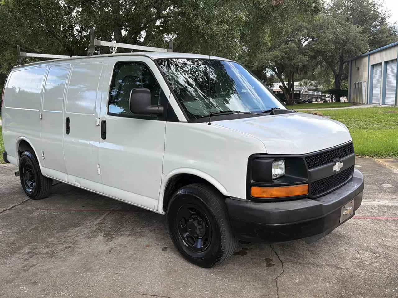 Chevrolet Express Cargo Van RWD 2500 135" 2009