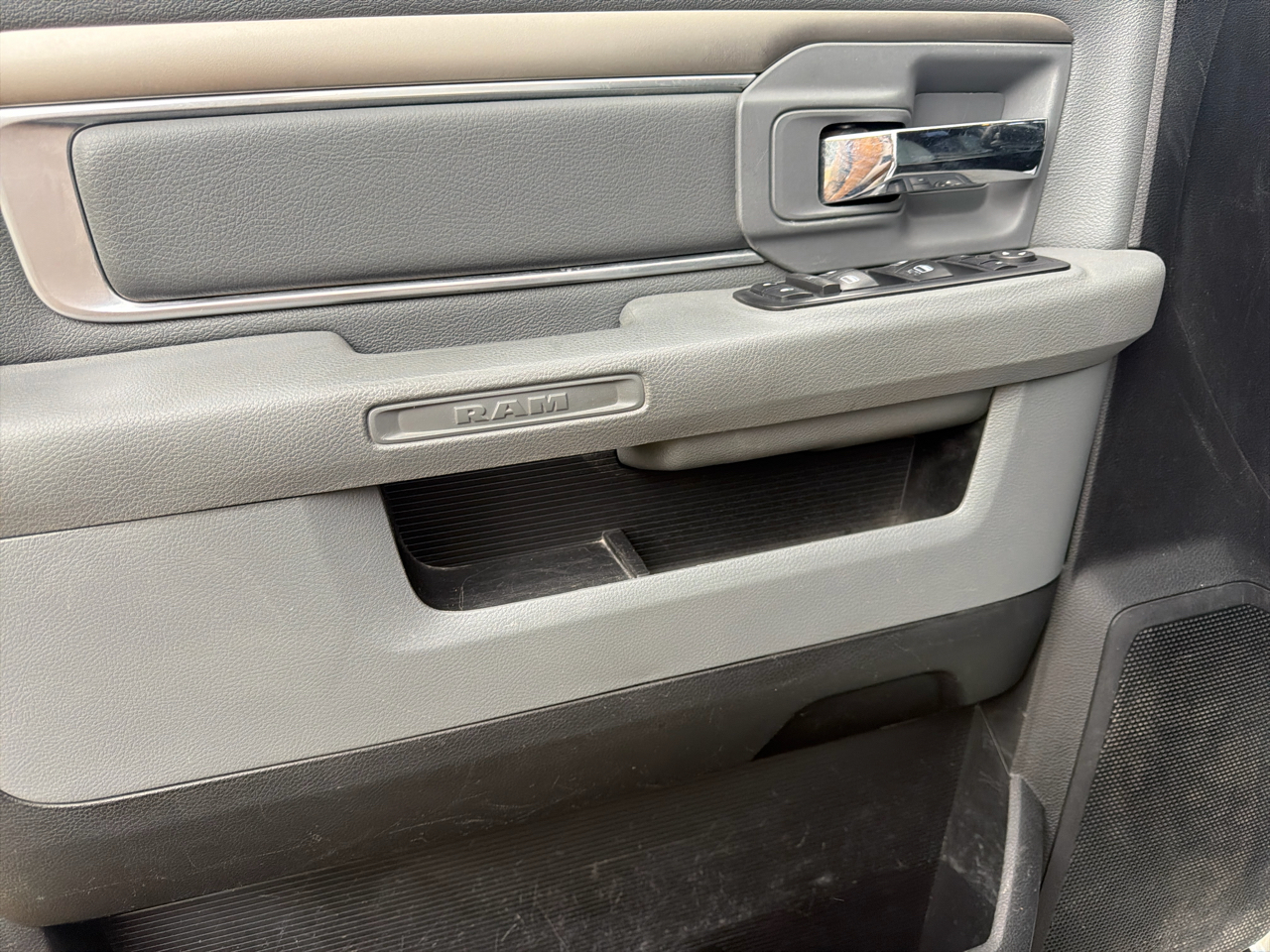 RAM 2500 SLT 4x4 Crew Cab 6'4" Box 2017