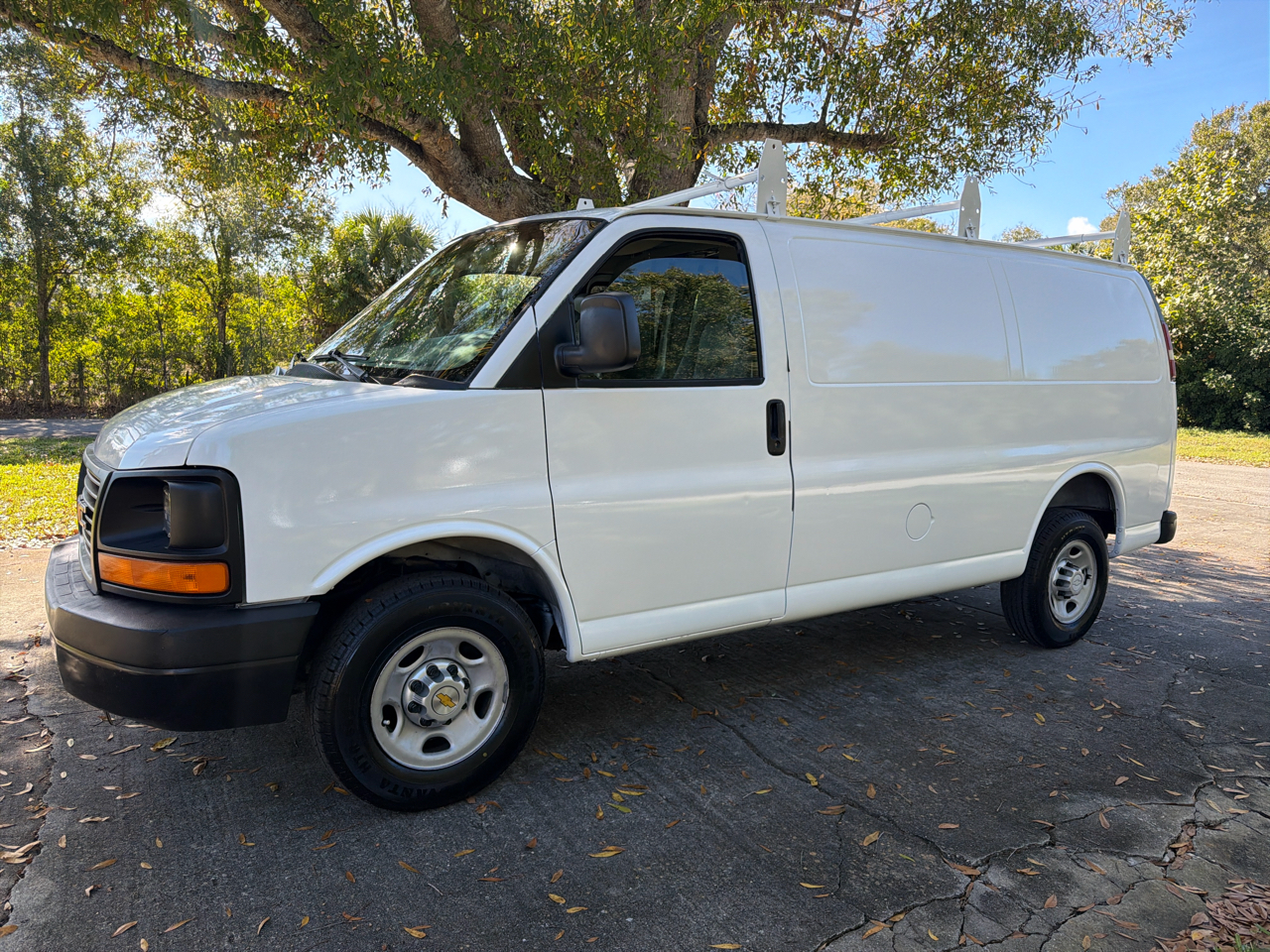 GMC Savana Cargo Van 2500 135" WB RWD 2003
