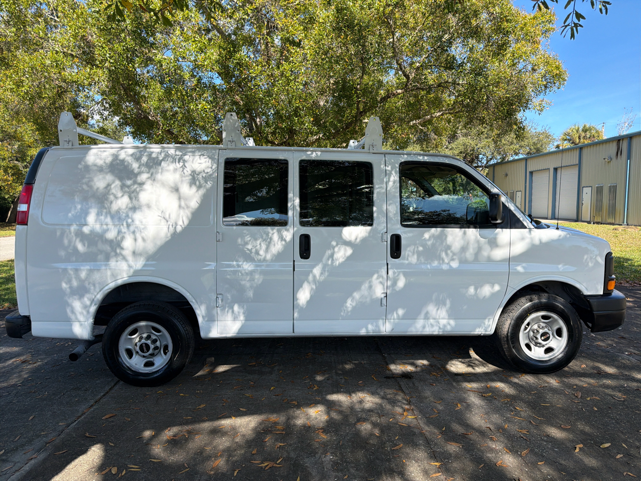 GMC Savana Cargo Van 2500 135" WB RWD 2003