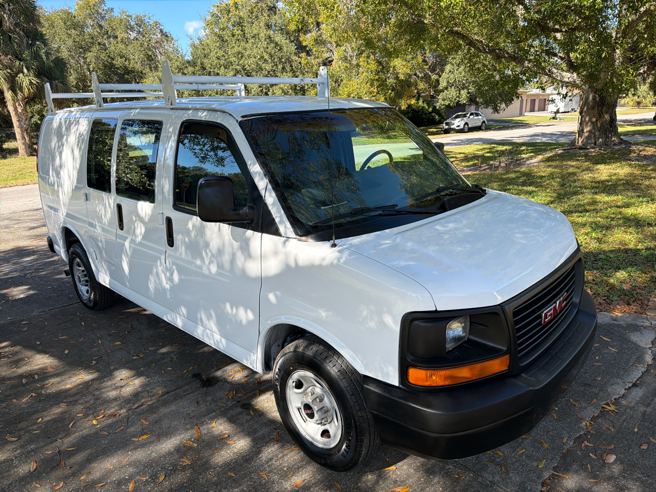 GMC Savana Cargo Van 2500 135" WB RWD 2003