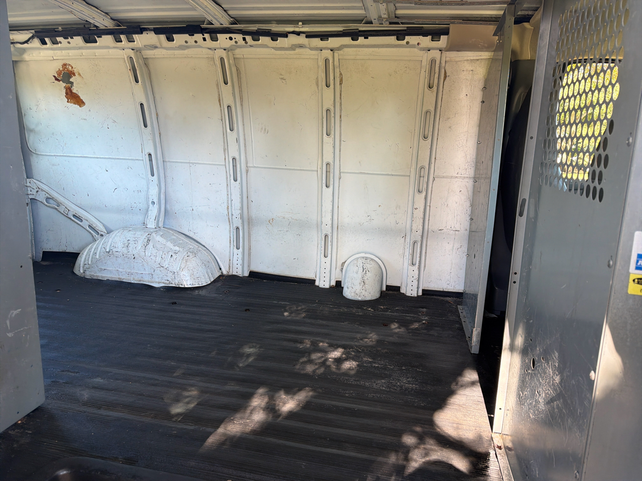 GMC Savana Cargo Van 2500 135" WB RWD 2003