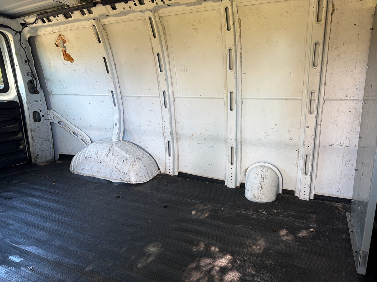 GMC Savana Cargo Van 2500 135" WB RWD 2003