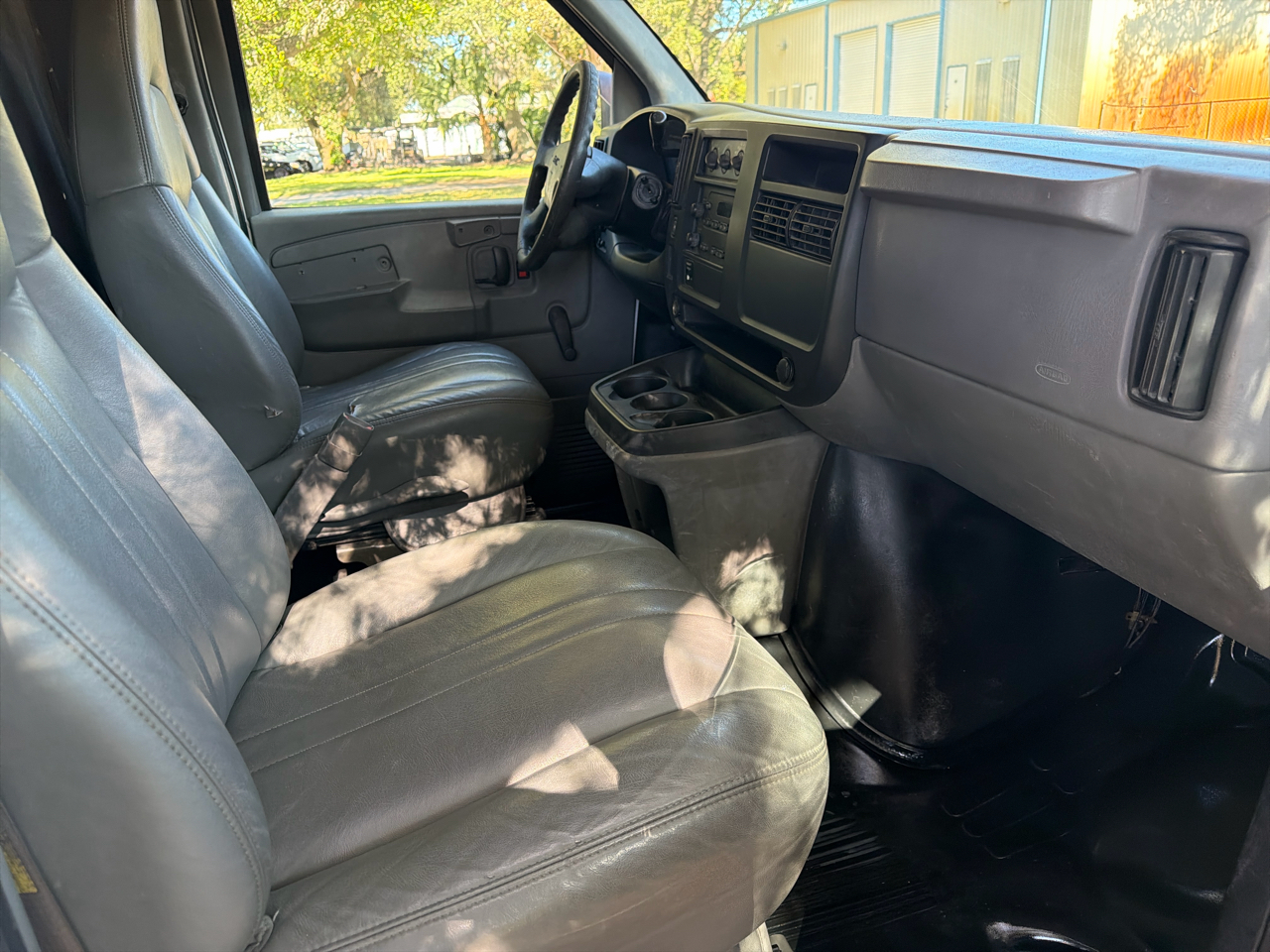 GMC Savana Cargo Van 2500 135" WB RWD 2003