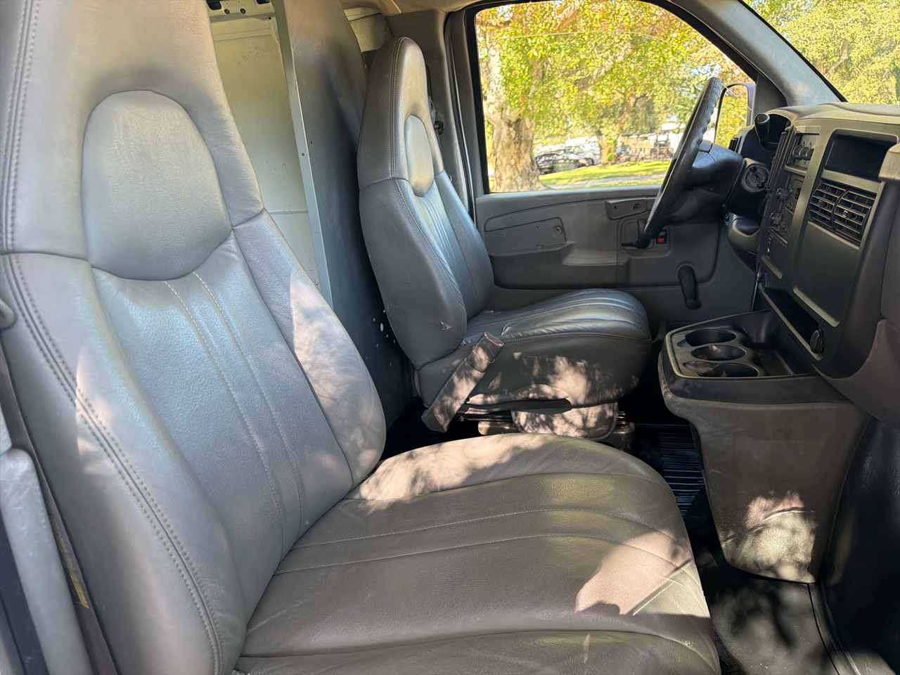 GMC Savana Cargo Van 2500 135" WB RWD 2003