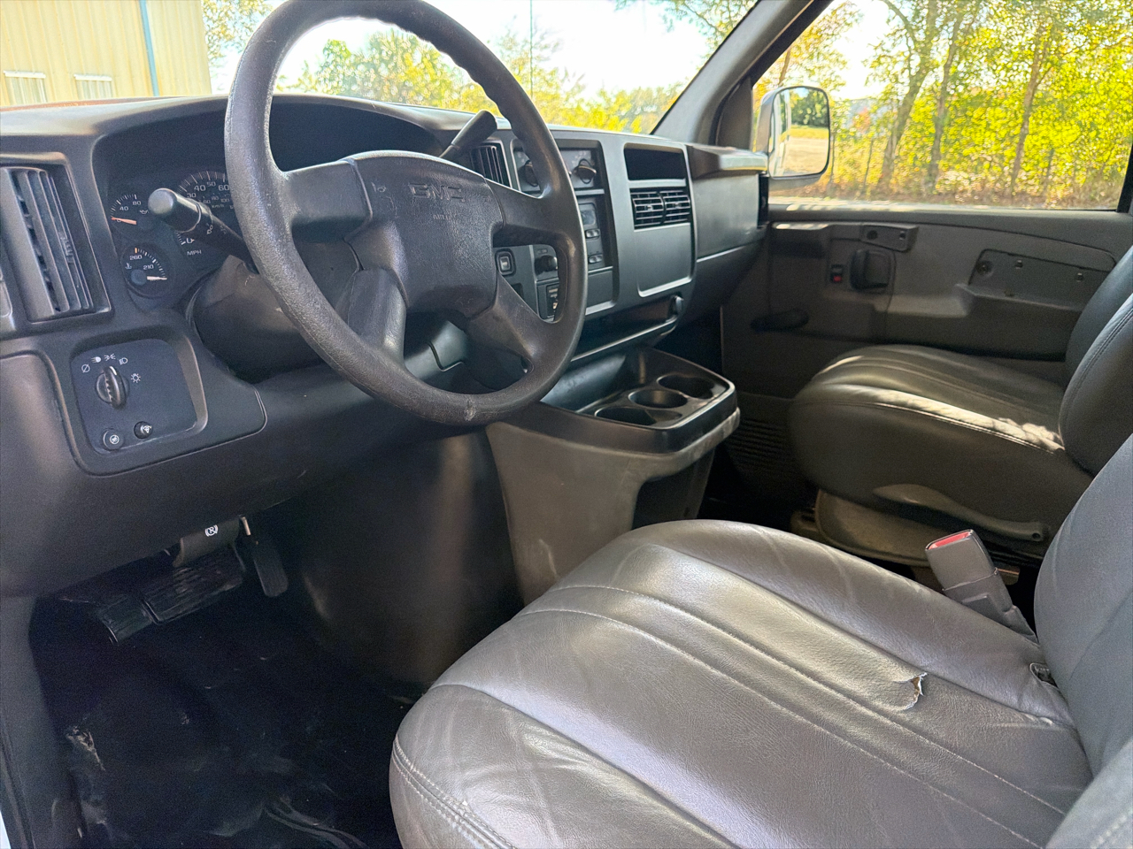 GMC Savana Cargo Van 2500 135" WB RWD 2003