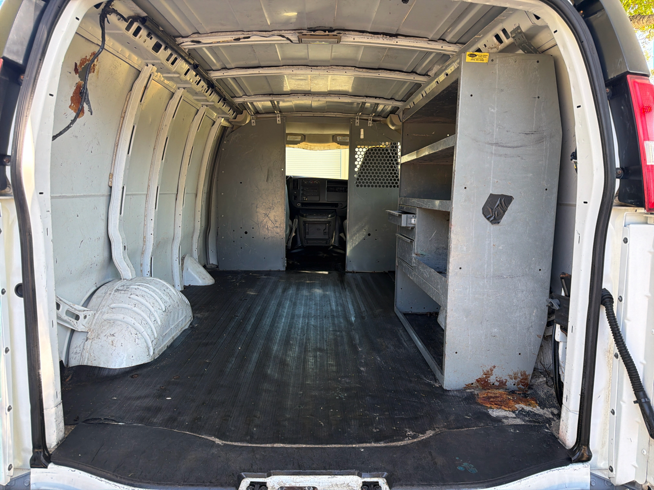 GMC Savana Cargo Van 2500 135" WB RWD 2003