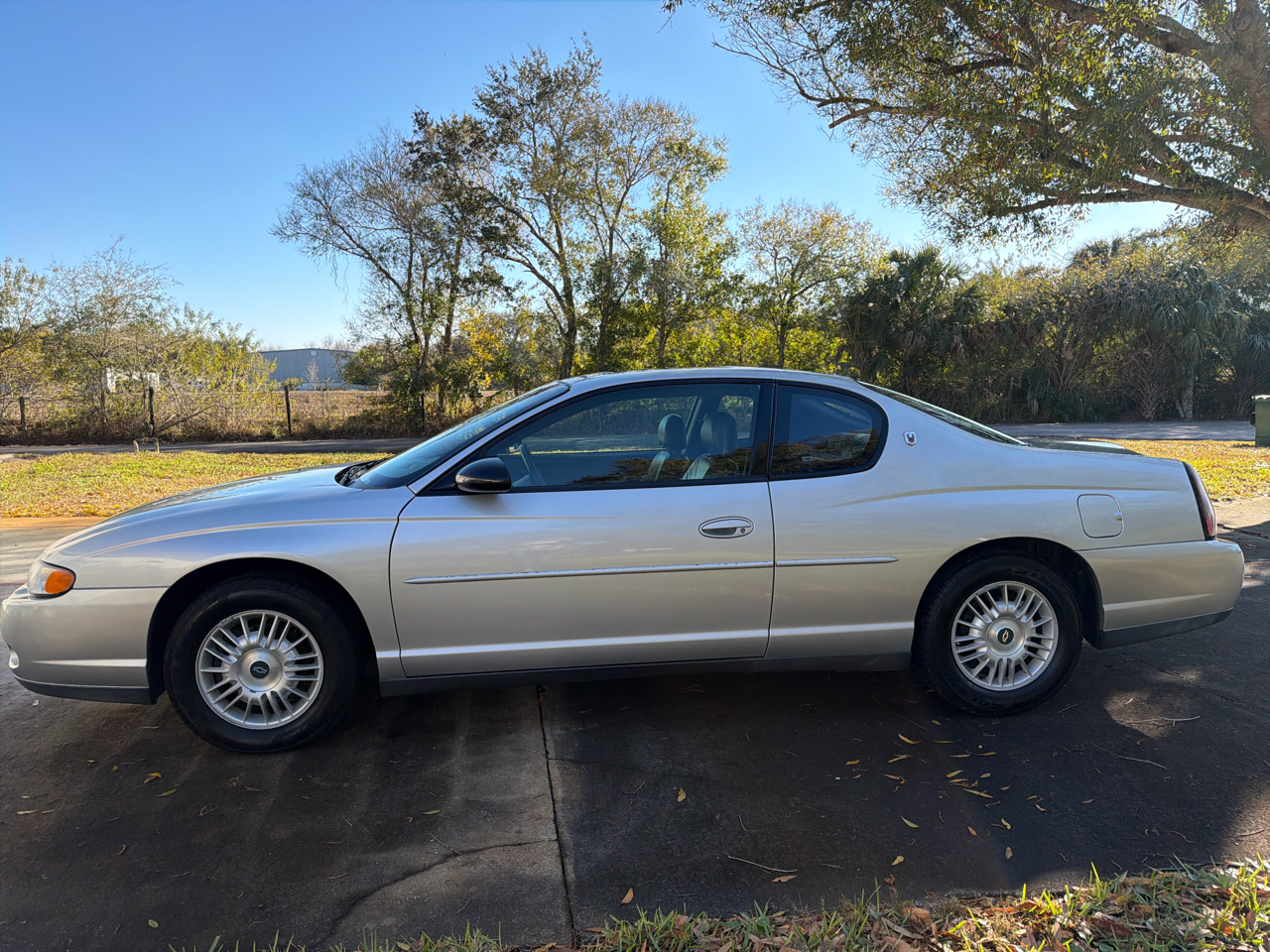 Chevrolet Monte Carlo 2dr Cpe LS 2000