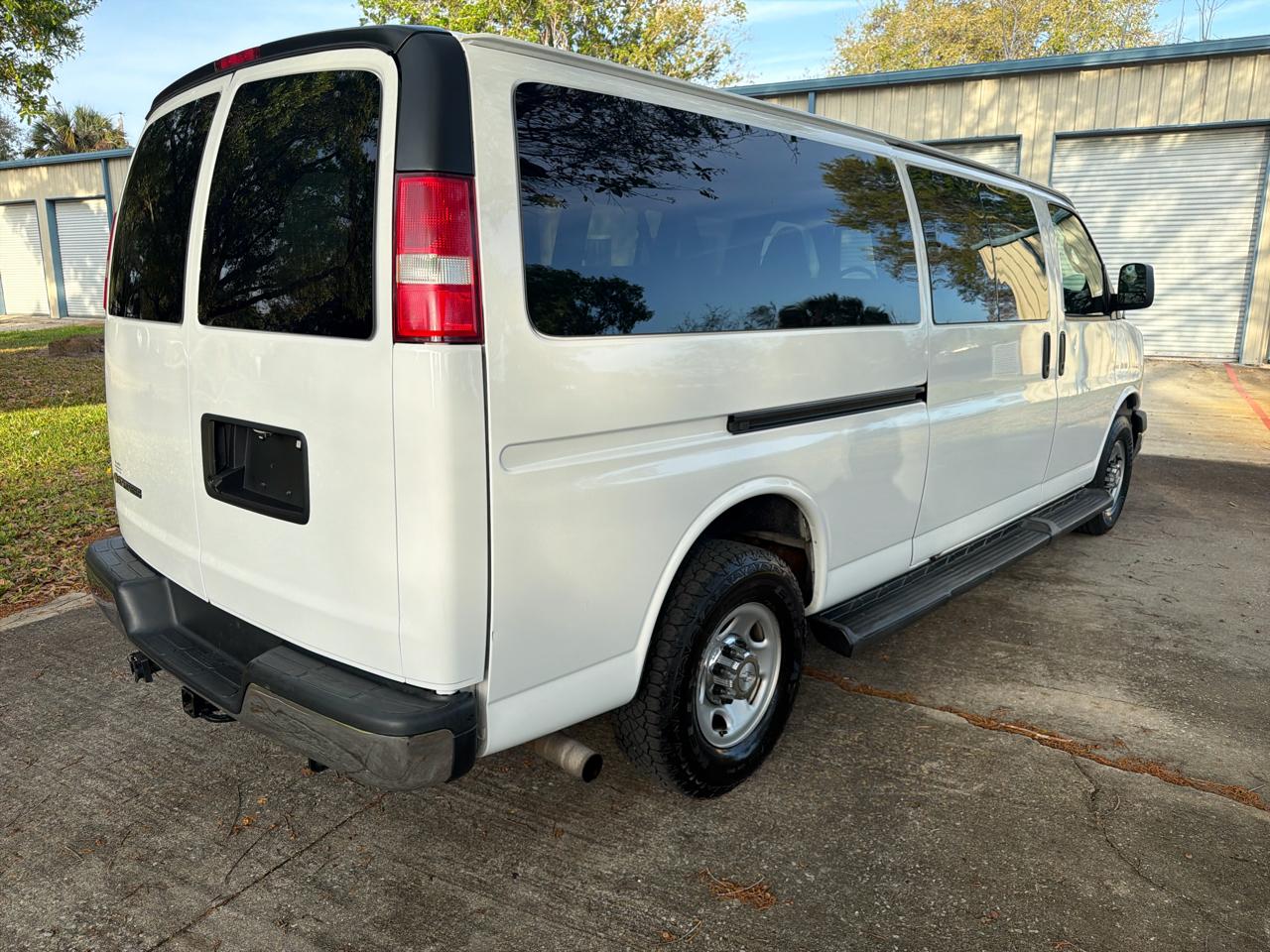 Chevrolet Express Passenger RWD 3500 155" LT 2019