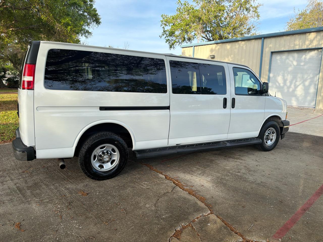 Chevrolet Express Passenger RWD 3500 155" LT 2019