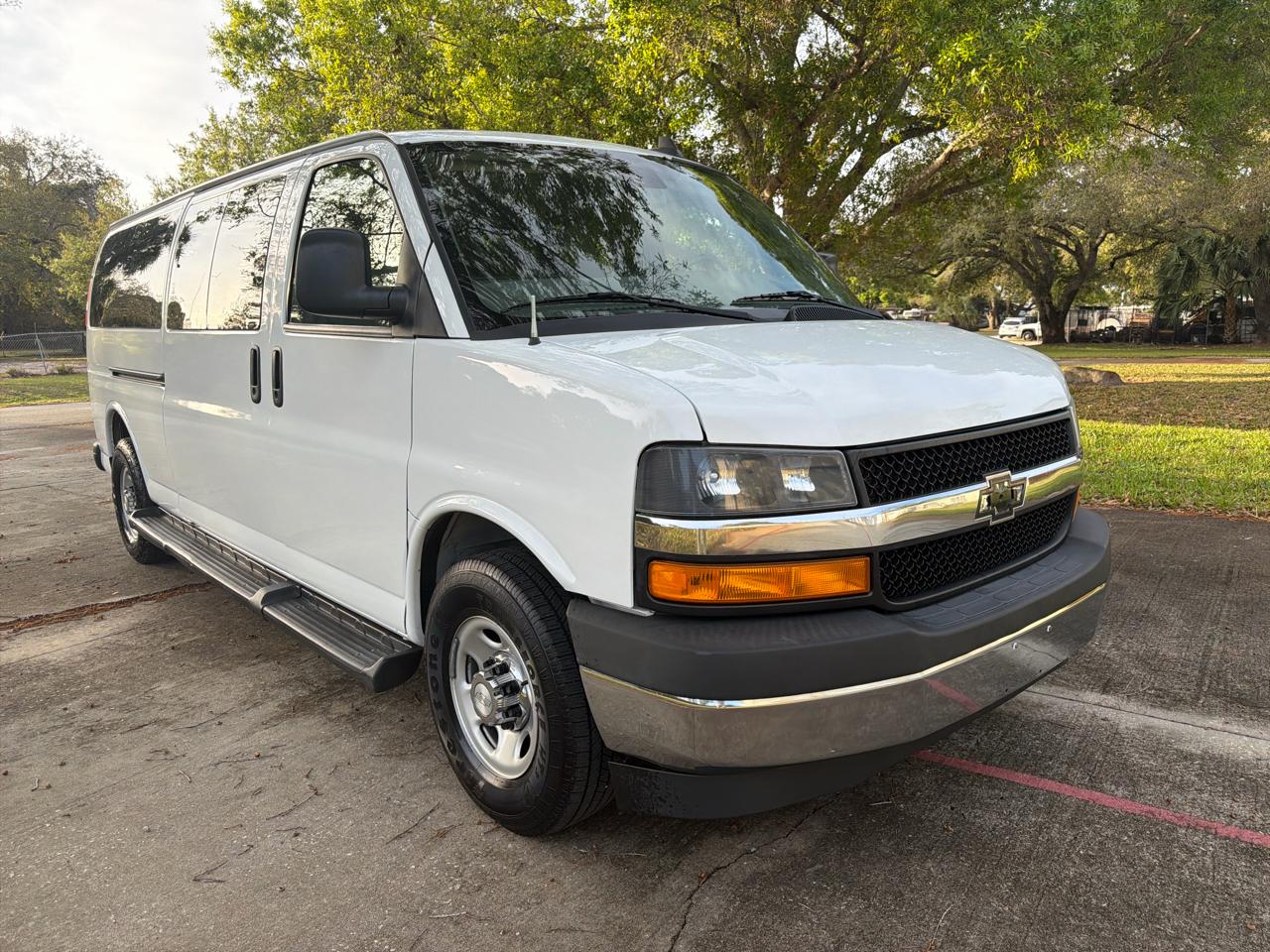 Chevrolet Express Passenger RWD 3500 155" LT 2019