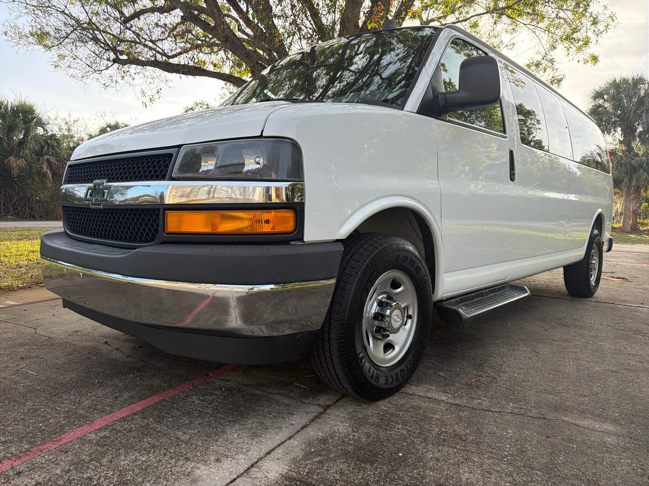 Chevrolet Express Passenger RWD 3500 155" LT 2019