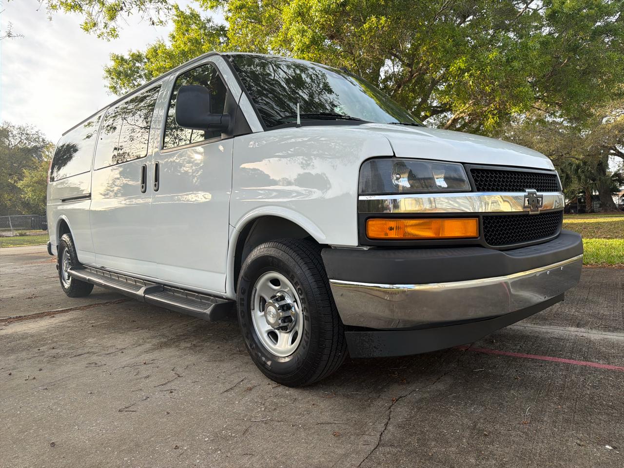 Chevrolet Express Passenger RWD 3500 155" LT 2019