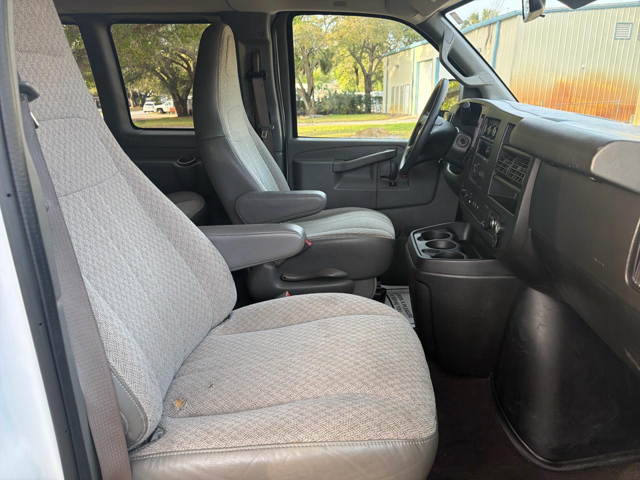 Chevrolet Express Passenger RWD 3500 155" LT 2019